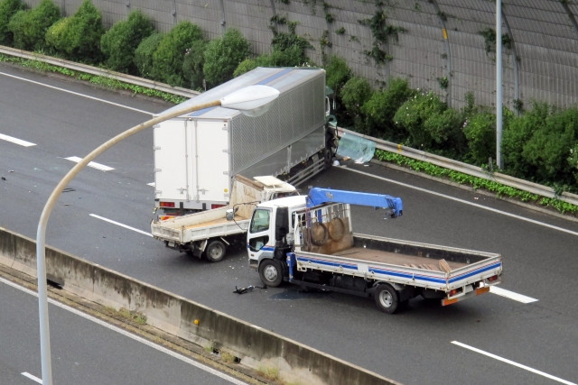 トラックは止まりにくい特性がある・中古セルフクレーン（日野・増トンなど）なら堀野モータース