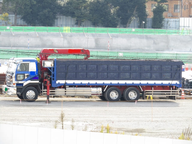 ユニック車の荷台への積み込みを楽にするクレーンの役割